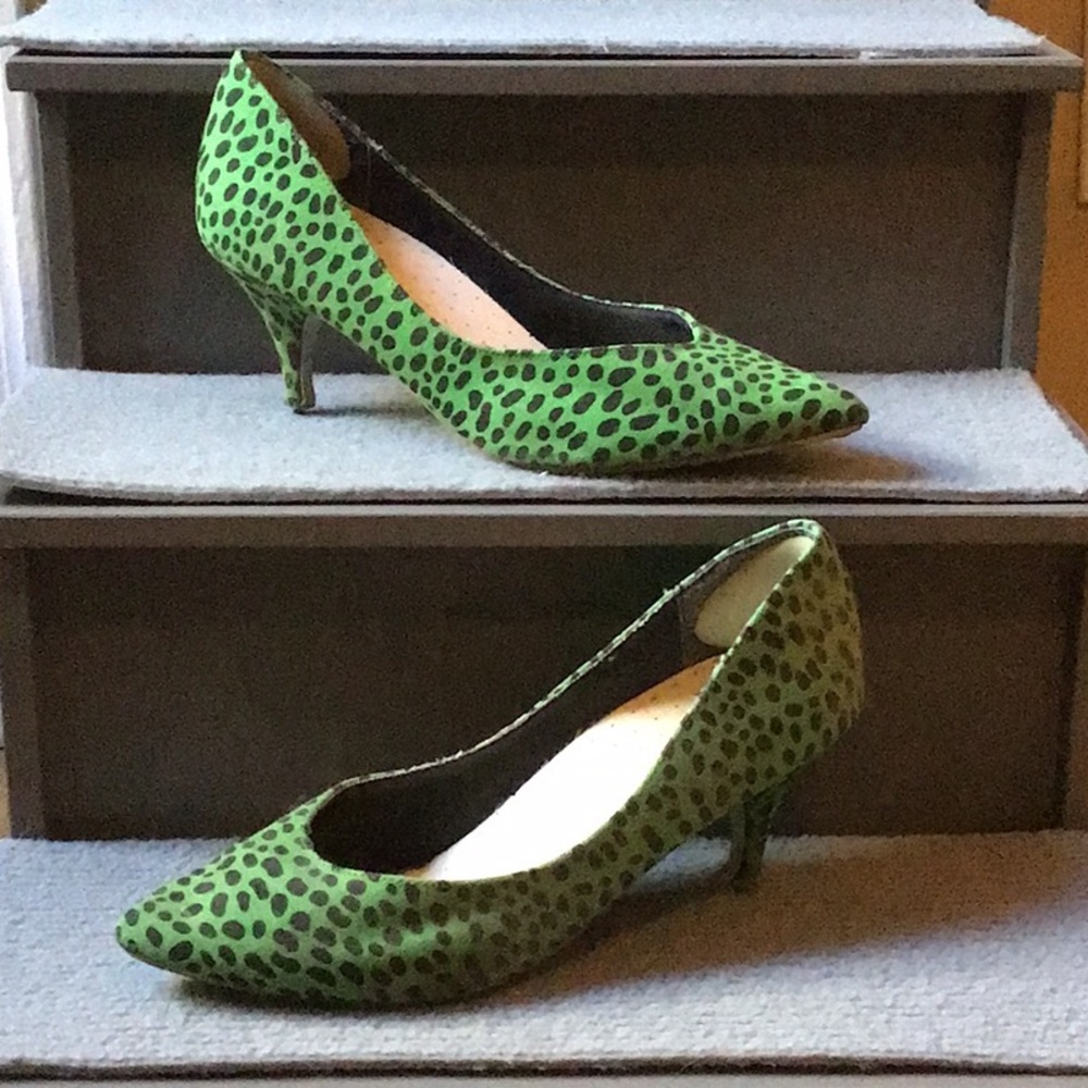 Kelly green leopard print pumps
